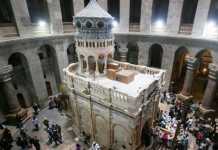 Miles de personas se reúnen para ver el restaurado sitio de la tumba de Jesús en la Iglesia del Santo Sepulcro