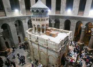 Miles de personas se reúnen para ver el restaurado sitio de la tumba de Jesús en la Iglesia del Santo Sepulcro
