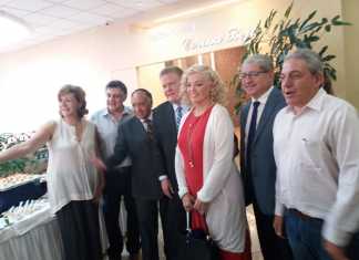 Rosemary Schindler Garlow y Jim Garlom visitan el Centro de Estudios Multisensorial