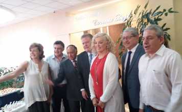 Rosemary Schindler Garlow y Jim Garlom visitan el Centro de Estudios Multisensorial