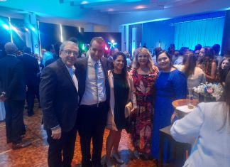 Celebrando 75 años de independencia, en el Centro Deportivo Israelita.