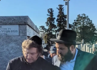 Javier Milei at the burial site of the Lubavitcher Rebbe, Rabbi Menachem Mendel Schneerson ztl.