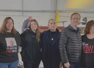 Herzog enciende la octava vela de Janucá con los rehenes liberados