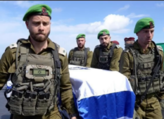 Los soldados de las FDI presentan respetos a los cuatro rehenes israelíes asesinados por Hamas en Gaza