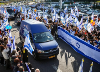 VIDEO/ Miles de israelíes se alinean en las calles para rendir homenaje a Shiri, Ariel y Kfir Bibas