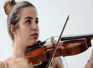 La rehén liberada Agam Berger recibe un violín que sobrevivió al Holocausto