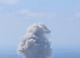 COLUMNA DE HUMO EN ZONA DE HAIFA TRAS IMPACTO