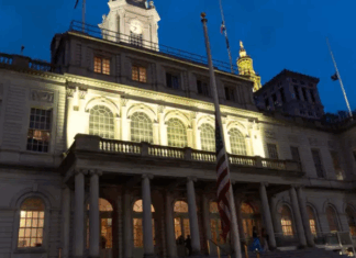En honor al 7 de octubre: El Ayuntamiento de Nueva York se iluminó de amarillo y las banderas ondearon a media asta