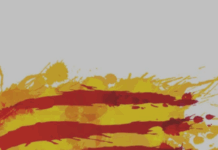 Más de 20.000 pegatinas con mensajes de homenaje y también reivindicativos han aparecido hoy, martes, en Barcelona, Badalona, Sant Cugat, Valldoreix, Sant Andreu de la Barca, Ripoll, Girona, Tarragona, Lleida, Mataró, Manresa y otras ciudades de las comarcas catalanas con motivo del segundo aniversario de la masacre del 7-O, que costó la vida a 1.200 personas, dos tercios de ellas civiles. La acción ciudadana exige la liberación de los 48 rehenes aún en poder de los grupos terroristas palestinos en Gaza y, a la vez, denuncia la desinformación en medios de comunicación y la sociedad española en general sobre los hechos ocurrido en los ataques islamistas del 7 de octubre de 2023. Las 20.000 pegatinas también evocan la memoria de las víctimas y denuncian el antisemitismo.