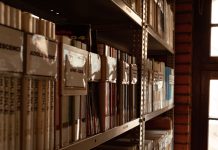 El Centro Documental y Biblioteca Pinie Katz de la Federación de Entidades Culturales Judías (ICUF) encontró recientemente un archivo con información sobre cuarenta y dos etenidos-desaparecidos judíos que fue presentada ante la Comisión Interamericana de Derechos Humanos con motivo de su visita a la Argentina en septiembre de 1979. Este documento, junto a más de veinte denuncias de episodios antisemitas cometidos entre abril de 1976 y 1979, serán puestos a disposición de periodistas, investigadores y público en general a partir de este miércoles a las 19.30, cuando se presente el hallazgo en una conferencia que se realizará en la sede del CeDoB, ubicada en Lavalleja 180. El ICUF, que integra el ala progresista de la comunidad judía, nació en París en 1937 como organización internacional con el objetivo fundacional de denunciar el avance del nazismo y el fascismol. Unos años después, en 1941, surgió su sede en Argentina. Durante la dictadura, tuvo mucha actividad y fue un lugar de refugio y pertenencia ante la persecución y la represión. Entonces, como resguardo, en esa época se destruyó mucha de la información sensible, como denuncias que realizaban en la institución sobre ataques, detenciones y secuestro para evitar poner en riesgo a militantes y familiares. Es por eso que se pensaba que esos documentos estaban perdidos. Sin embargo, también hubo personas que guardaron esos papeles en secreto y permitieron esta reconstrucción histórica. “Hace muchos años que estaba buscando esta información. Nosotros teníamos datos por los propios protagonistas quienes hicieron la cola para entregar en la Comisión Interamericana, que lo relataron, pero nos faltaba el documento. Nunca tuvimos dudas de que esto había sucedido pero es la constatación de que esto existió”, contó a Tiempo Ana Diamant, directora del Centro Documental y Biblioteca Pinie Katz. Ataques antisemitas durante el terrorismo de Estado Junto a ese informe, encontraron además un listado de ataques antisemitas durante la dictadura, una novedad total que se desconocía. “No sabíamos que estaba en ese informe. Es un listado de atentados antisemitas cometidos entre abril del 76 y la presentación que se hace en septiembre del 79. Ni sabíamos que existía, lo vimos cuando encontramos este material”, aclaró Diamant. Entre los ataques, figuran situaciones como amenazas telefónicas, atentado a unas sinagogas en Córdoba, a un negocio de comida kosher en Villa Crespo y amenazas de bombas. El hallazgo también da por tierra con la idea de que las organizaciones de la colectividad judía no denunciaron activamente el terrorismo de Estado. “Con este documento probamos que a la parte progresista de la colectividad alineada en el ICUF no le cabe esta acusación, ya que hubo activistas como en todos los organismos de derechos humanos que se arriesgaron, que se comprometieron”, destacó Diamant y señaló: “El ICUF tiene una larga trayectoria en relación a la defensa de los derechos humanos, del pacifismo, del internacionalismo, del humanismo, así que para nosotros era un deber, por una parte, encontrarlo y también fue un orgullo haberlo encontrado”. La documentación es un informe que detalla las denuncias sobre judíos desaparecidos realizadas en plena dictadura ante la Comisión Interamericana de Derechos Humanos, que visitó el país en 1979. “En cuanto a quiénes constituyen esa lista, todavía sigue siendo un enigma también para nosotros. No sabemos cuál fue la fuente, cuáles fueron las fuentes ni cómo se construyó. De hecho, estamos trabajando junto con las colegas de Memoria Abierta en una investigación que recién empezamos. Reconocemos algunos nombres y sabemos que pertenecieron a instituciones del ICUF pero no sabemos si todo el listado está vinculado a nuestras organizaciones”, explicó Diamant.