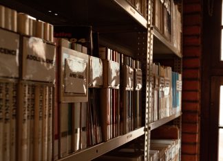 El Centro Documental y Biblioteca Pinie Katz de la Federación de Entidades Culturales Judías (ICUF) encontró recientemente un archivo con información sobre cuarenta y dos etenidos-desaparecidos judíos que fue presentada ante la Comisión Interamericana de Derechos Humanos con motivo de su visita a la Argentina en septiembre de 1979. Este documento, junto a más de veinte denuncias de episodios antisemitas cometidos entre abril de 1976 y 1979, serán puestos a disposición de periodistas, investigadores y público en general a partir de este miércoles a las 19.30, cuando se presente el hallazgo en una conferencia que se realizará en la sede del CeDoB, ubicada en Lavalleja 180. El ICUF, que integra el ala progresista de la comunidad judía, nació en París en 1937 como organización internacional con el objetivo fundacional de denunciar el avance del nazismo y el fascismol. Unos años después, en 1941, surgió su sede en Argentina. Durante la dictadura, tuvo mucha actividad y fue un lugar de refugio y pertenencia ante la persecución y la represión. Entonces, como resguardo, en esa época se destruyó mucha de la información sensible, como denuncias que realizaban en la institución sobre ataques, detenciones y secuestro para evitar poner en riesgo a militantes y familiares. Es por eso que se pensaba que esos documentos estaban perdidos. Sin embargo, también hubo personas que guardaron esos papeles en secreto y permitieron esta reconstrucción histórica. “Hace muchos años que estaba buscando esta información. Nosotros teníamos datos por los propios protagonistas quienes hicieron la cola para entregar en la Comisión Interamericana, que lo relataron, pero nos faltaba el documento. Nunca tuvimos dudas de que esto había sucedido pero es la constatación de que esto existió”, contó a Tiempo Ana Diamant, directora del Centro Documental y Biblioteca Pinie Katz. Ataques antisemitas durante el terrorismo de Estado Junto a ese informe, encontraron además un listado de ataques antisemitas durante la dictadura, una novedad total que se desconocía. “No sabíamos que estaba en ese informe. Es un listado de atentados antisemitas cometidos entre abril del 76 y la presentación que se hace en septiembre del 79. Ni sabíamos que existía, lo vimos cuando encontramos este material”, aclaró Diamant. Entre los ataques, figuran situaciones como amenazas telefónicas, atentado a unas sinagogas en Córdoba, a un negocio de comida kosher en Villa Crespo y amenazas de bombas. El hallazgo también da por tierra con la idea de que las organizaciones de la colectividad judía no denunciaron activamente el terrorismo de Estado. “Con este documento probamos que a la parte progresista de la colectividad alineada en el ICUF no le cabe esta acusación, ya que hubo activistas como en todos los organismos de derechos humanos que se arriesgaron, que se comprometieron”, destacó Diamant y señaló: “El ICUF tiene una larga trayectoria en relación a la defensa de los derechos humanos, del pacifismo, del internacionalismo, del humanismo, así que para nosotros era un deber, por una parte, encontrarlo y también fue un orgullo haberlo encontrado”. La documentación es un informe que detalla las denuncias sobre judíos desaparecidos realizadas en plena dictadura ante la Comisión Interamericana de Derechos Humanos, que visitó el país en 1979. “En cuanto a quiénes constituyen esa lista, todavía sigue siendo un enigma también para nosotros. No sabemos cuál fue la fuente, cuáles fueron las fuentes ni cómo se construyó. De hecho, estamos trabajando junto con las colegas de Memoria Abierta en una investigación que recién empezamos. Reconocemos algunos nombres y sabemos que pertenecieron a instituciones del ICUF pero no sabemos si todo el listado está vinculado a nuestras organizaciones”, explicó Diamant.